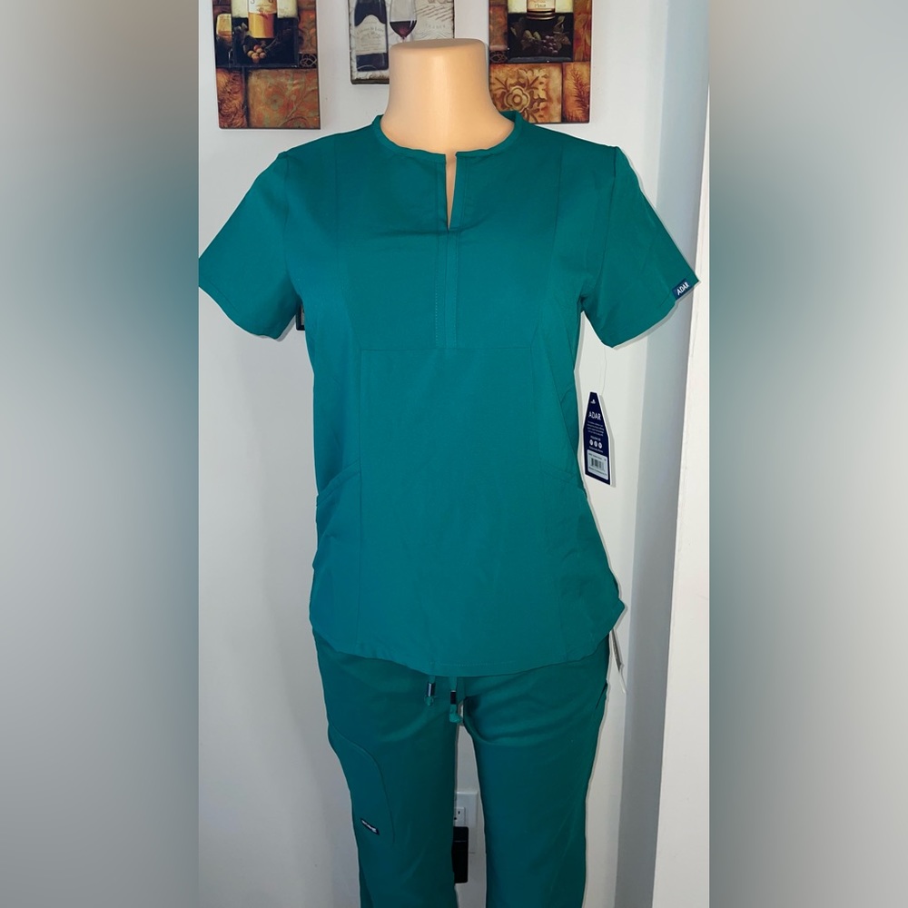 NWT ADAR SCRUB WOMENS TOP SIZE XS HUNTER  GREEN